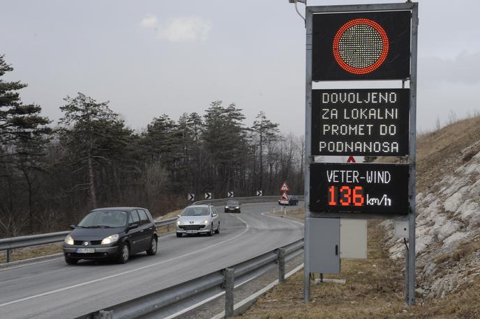 Burja, promet, ceste, zima, veter | Močno bo pihalo, napovedujejo. Sunki vetra lahko presežejo sto kilometrov na uro. | Foto Bor Slana