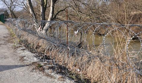 TI Slovenia: Pristojni naj preiščejo posel z žico in ograjo