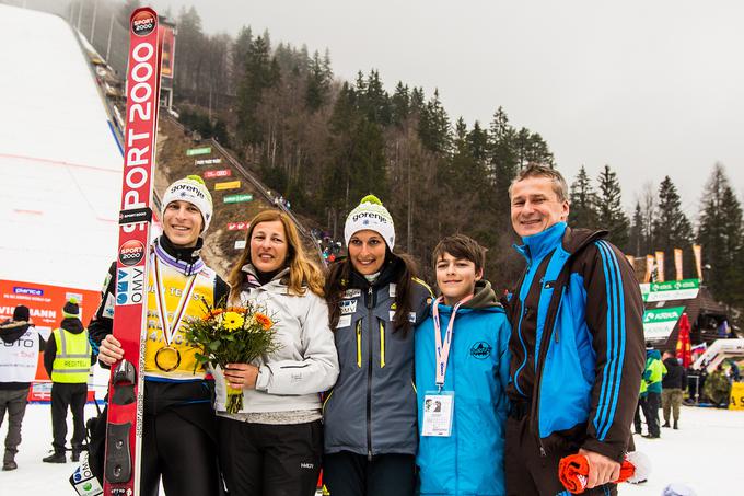 Vsa družina Tepeš je povezana s smučarskimi skoki. Mama Zlata se ukvarja z izdelavo smučarskih dresov, vsi trije otroci Anja, Jurij in Jon pa so se ali se še ukvarjajo s smučarskimi skoki.
 | Foto: Vid Ponikvar