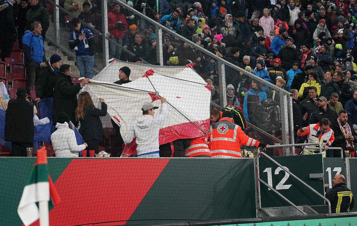 petarda na tekmi nemškega prvenstva | Nogometna tekma, ki se je lani novembra končala z remijem 1:1, je bila prekinjena dlje časa, da je zdravniška služba oskrbela poškodovane. | Foto Guliverimage