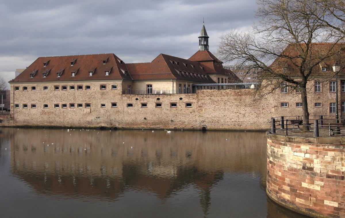 Francoska elitna šola ENA | Znamenita francoska elitna šola Ecole nationale d'administration (ENA) ima sedež v Strasbourgu (na fotografiji), del prostorov pa je tudi v Parizu.  | Foto Reuters