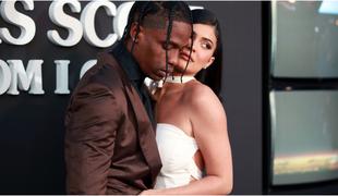 Travis Scott in Kylie Jenner nista zmogla brez poljubov in dotikov #foto