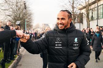 Ugibanj je konec: "Dobrodošel nazaj, Lewis Hamilton."