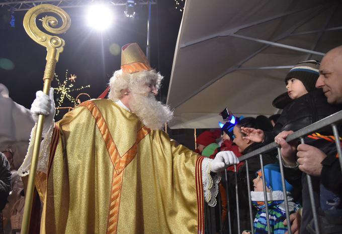 Gre za enega od najbolj priljubljenih svetnikov, saj je z njim povezano tradicionalno obdarovanje. Običaj naj bi bil povezan z Nikolajevo radodarnostjo in solidarnostjo. Ko so mu starši zapustili premoženje, ga je razdelil med reveže, sam pa postal redovnik. Svojim vernikom je hotel biti zgled zlasti v dobrodelnosti. | Foto: Bobo