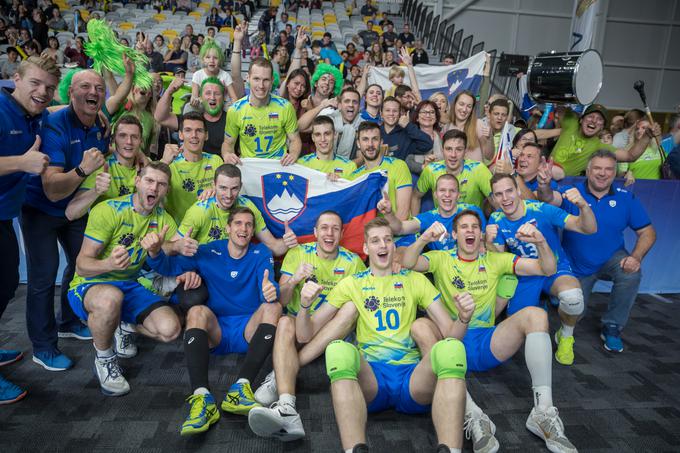 Slovenski odbojkarji so imeli skozi celotno tekmo tudi bučno podporo s tribun. V Avstraliji namreč živi veliko število Slovencev. | Foto: FIVB