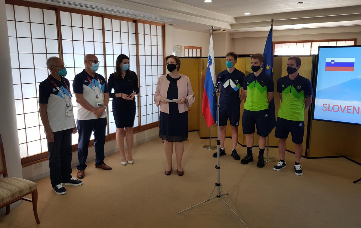 Tadej Pogačar, Jan Tratnik, Jan Polanc, slovensko veleposlaništvo v Tokiu | Bronasti Tadej Pogačar se je od ekipe poslovil na slovenskem veleposlaništvu v Tokiu. | Foto Aleksander Gasser/STA