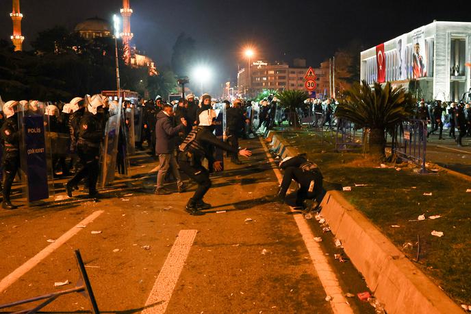 protesti, Istanbul | V Istanbulu, Izmirju, Ankari in Eskisehirju je policija med drugim posredovala s solzivcem, vodnim topom in gumijevkami. V Ankari naj bi uporabili tudi gumijaste naboje, kar pa v vladi zanikajo, poroča nemška tiskovna agencija dpa. | Foto Reuters