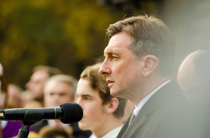 "Sredi prejšnjega stoletja, v času druge svetovne vojne, ko so nas pobijali tujci, smo se pobijali še med seboj," je v govoru na pogrebni slovesnosti dejal Borut Pahor. Čas narodnoosvobodilnega boja proti okupatorju je bil po njegovih besedah tudi čas komunističnega in protikomunističnega, državljanskega boja. Ta se z vojno ni končal. Poboji premagane strani so se nadaljevali tudi neposredno po njej, je poudaril predsednik države. | Foto: Matjaž Vertuš