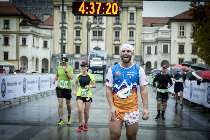 Maratonsko razdaljo je pretekel tudi Emi Nikočević, menedžer v oddaji Bar, ki jo lahko spremljate na Planet TV. V letu in pol je pretekel že več kot 30 polmaratonov in sedem maratonov, ljubljanski je bil torej zanj osmi v nizu. Kot je povedal, se z vremenom ni obremenjeval, na cilju pa se je, tako kot vedno, počutil šampionsko. "Škoda, ker je deževalo, sicer bi bilo v cilju še več ljudi. Pri 40. kilometru so me v nogah zgrabili krči, ampak sem se boril in si v glavi ponavljal, da to ni nič v primerjavi z veseljem v cilju. Med maratonom sem spoznal ogromno novih ljudi, ki so se pozneje oglasili tudi v baru. Vesel sem bil, ko sem slišal, da se držijo mojih napotkov, kar zadeva tek: pijte pivo in se izogibajte mleku. Veseli me, da je kar nekaj ljudi tek začelo doživljati kot zabavo, ne toliko kot boj in dokazovanje." | Foto: Ana Kovač