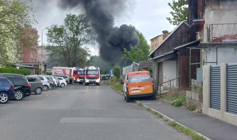 30 tisoč evrov škode na garaži, pri gašenju poškodovana ena oseba