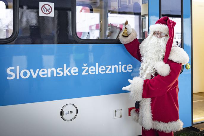 Praznična potovanja z vlaki in praznični junaki | Božiček se bo letos dvanajstkrat zapeljal z novimi potniškimi vlaki Slovenskih železnic. | Foto Ana Kovač