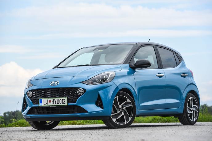 Hyundai i10 | i10 ustreza pravilom za oblikovanje mestnih vozil. To so predvsem prikupna atraktivna pojava z izstopajočimi podrobnostmi (dnevne "ledice", utripalke v ogledalih, lita platišča, dvobarvna karoserija …). | Foto Gašper Pirman