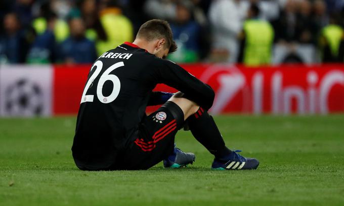 Sven Ulreich se je po tekmi le usedel na tla in razmišljal o svoji veliki napaki. | Foto: Reuters