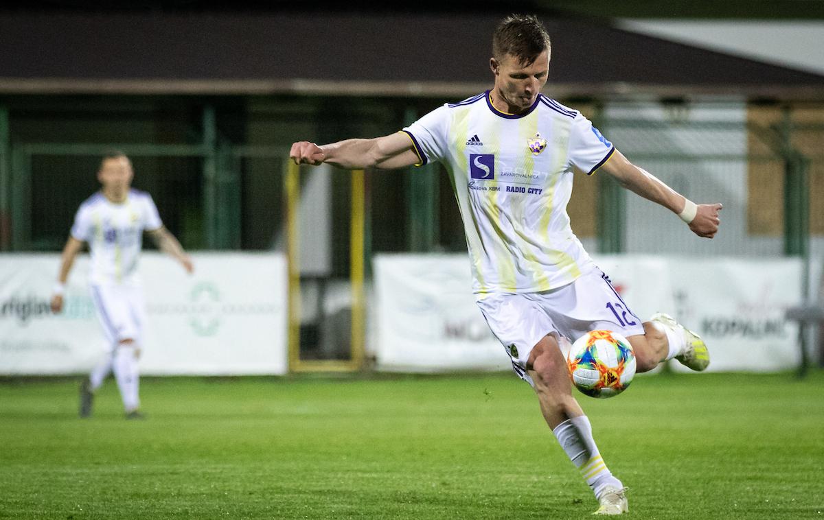 NK Mura NK Maribor Pokal | Dare Vršič se je v 48. minuti odločil za strel z razdalje. Le nekaj sekund pozneje je proslavljal prekrasen zadetek za vodstvo Maribora. | Foto Blaž Weindorfer/Sportida