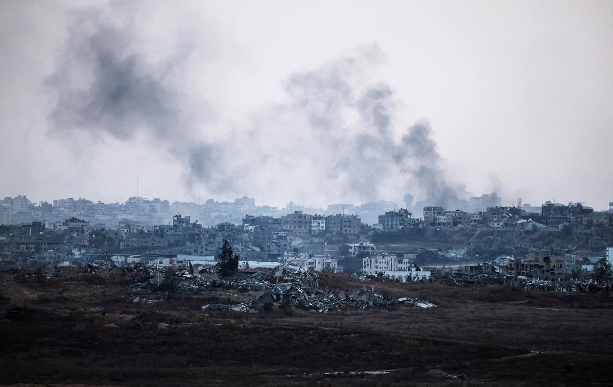 Gaza | Izraelski svetovalec za nacionalno varnost Zahi Hanegbi je medtem danes izjavil, da bi lahko vojna v Gazi trajala do konca letošnjega leta. "Morda bomo imeli še sedem mesecev bojevanja, da bi utrdili svoj uspeh in dosegli to, kar smo opredelili kot uničenje moči in vojaških zmogljivosti Hamasa," je pojasnil. | Foto Reuters