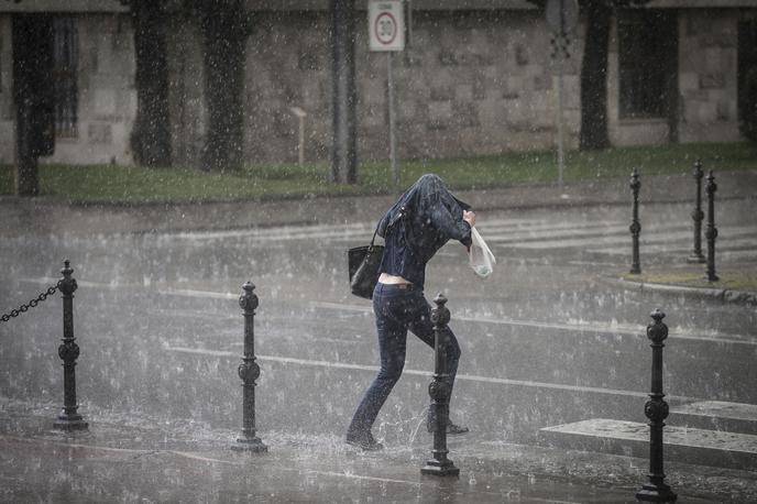 deževje | Kot so zapisali, so meteorne vode zalivale stanovanjske in druge objekte, zaradi razmočenega terena pa so se podirala drevesa. | Foto Ana Kovač