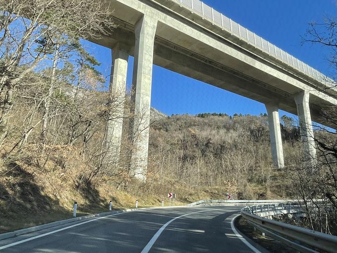 Cesta iz Podnanosa proti Razdrtemu je zelo hitra in tekoča, za vse nastopajoče tekmovalce bo predstavljala zelo resen test. Cesta ima za gorske dirke zagotovo tudi mednaroden potencial. | Foto: Gregor Pavšič