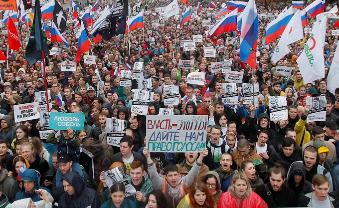 Na transparentih, ki jih je bilo danes opaziti v množici, med drugim piše Dajte nam pravico voliti ter Dovolj ste nam lagali. Nekateri protestniki so nosili slike demonstrantov, ki so jih aretirali na prejšnjih protestih. | Foto: Reuters