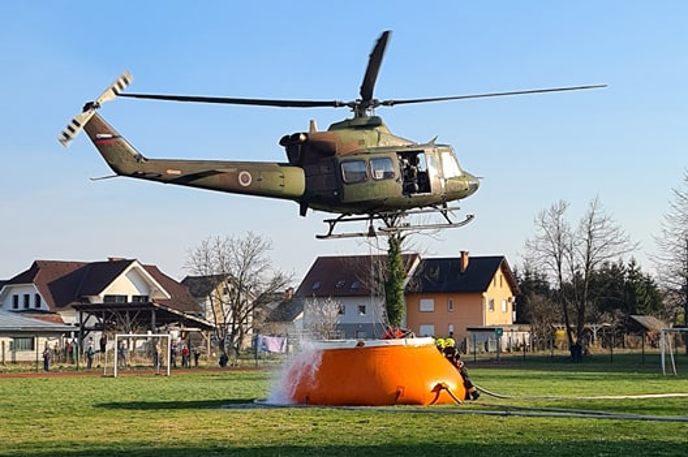 požar gašenje gasilci Gasilska brigada Ljubljana Šentviški hrib | Razsežnost zadnjega požara je bila največja, zato so na pomoč poklicali helikopter SV, ta je vodo zajemal iz bazena, postavljenega ob eni od šol v Šentvidu. | Foto Gasilska brigada Ljubljana