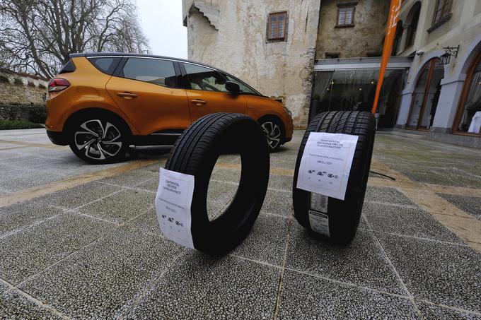 Velika, 20-palčna in razmeroma ozka guma širine 195 milimetrov je bila razvita povsem na novo. Na trgu gre za zunajserijsko dimenzijo, a pri slovenskem uvozniku trdijo, da bo ta guma vedno na zalogi in celo cenejša od klasične 17-palčne gume za senica 3. generacije. | Foto: Jure Gregorčič