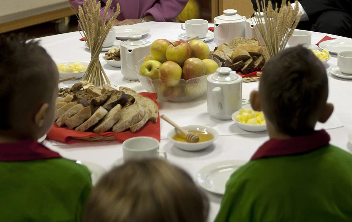 tradicionalni slovenski zajtrk | V svetovnem merilu je Slovenija primer dobre prakse, kar zadeva organizirani sistem šolske prehrane. Več kot 95 odstotkov slovenskih otrok malica v šoli in okoli 90 odstotkov jih v šoli je tudi kosilo.  | Foto Ana Kovač