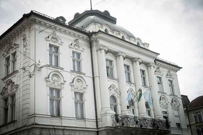 Palačo, v kateri je danes Centralna lekarna Ljubljana, je dal zgraditi Josip Mayer, začetnik znane ljubljanske lekarniške rodbine. Ta je po potresu leta 1895 nadomestila dve predmestni hiši, prav tako Mayerjevi, ki sta nekoč stali na začetku današnje Trubarjeve ceste.  | Foto: 