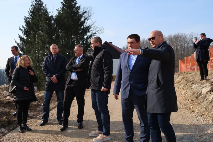 Gospodarski minister Zdravko Počivalšek in okoljski minister Jure Leben sta si ogledala pregrado na Vonarskem jezeru. | Foto: STA ,