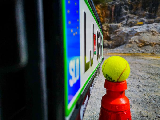 S pomočjo dveh prestav za plazenje sem se uspel tako natančno približati teniški žogici na vrhu stožca. | Foto: Gregor Pavšič