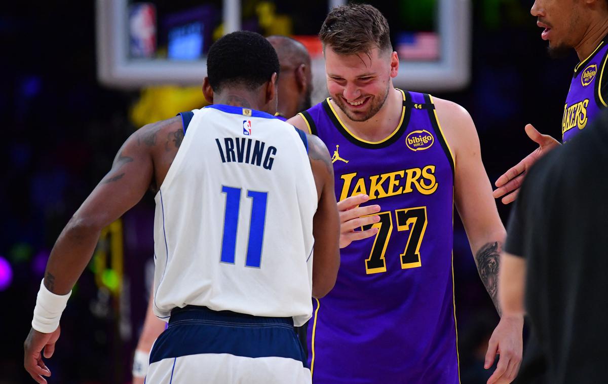 Luka Dončić Kyrie Irving | Luka Dončić in Kyrie Irving sta se prijateljsko pozdravila že pred srečanjem. | Foto Reuters