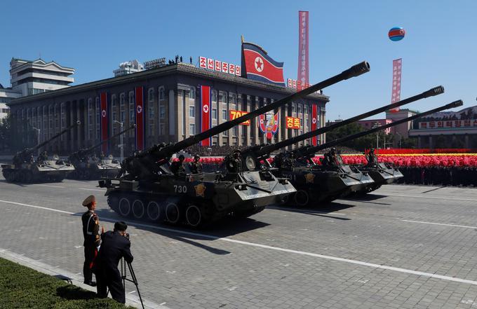 Poleg več tisoč vojakov so na paradi sodelovali tudi topništvo, oklepna vozila in tanki, prizorišče pa so preletela vojaška letala.
 | Foto: Reuters