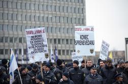 Začenja se teden stavk, prvi gredo na ulice policisti