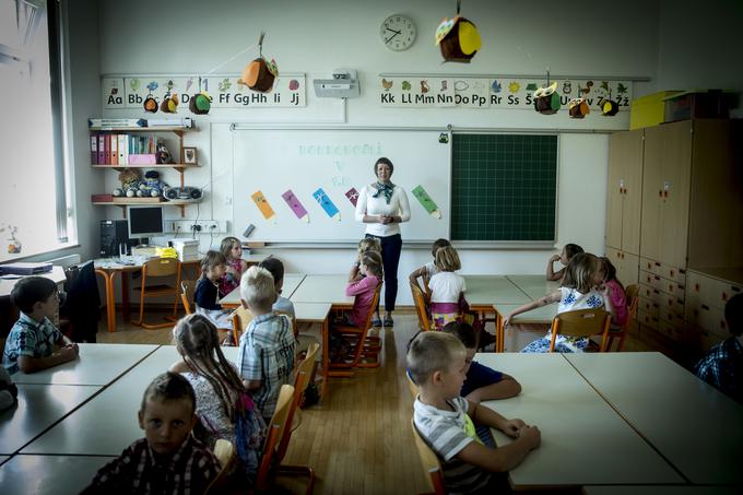 Učenci razredne stopnje lahko nalogo opravijo med podaljšanim bivanjem. "Za učence, ki jim doma starši ne morejo prenesti teh veščin, je zagotovo pomembneje, da jih pridobijo v šoli," poudarja Meden. | Foto: Ana Kovač