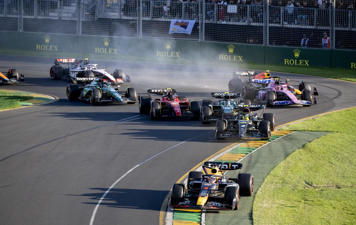 Melbourne Ferrari Carlos Sainz | Ob tretjem štartu je Sainz rahlo zadel v Alonsa in ta se je zavrtel. | Foto Guliver Image