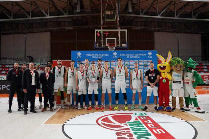 Košarkarji Krke po porazu v finalu. | Foto: Filip Barbalić/www.alesfevzer.com