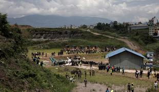 V strmoglavljenju letala v Nepalu več mrtvih #video