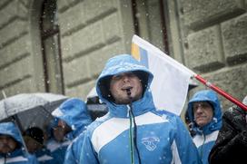 protest policistov pred vlado