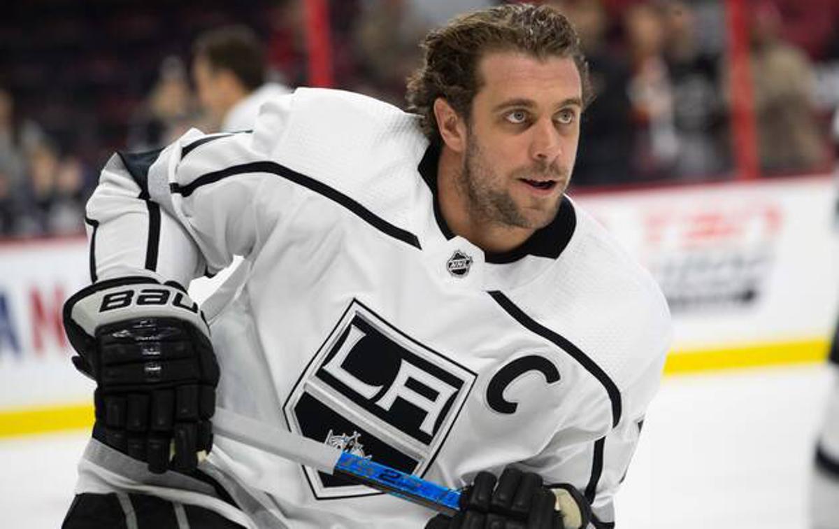 Anže Kopitar | Anže Kopitar se je s podajo ob zmagi nad Arizona Coyotes pridružil elitnemu klubu tisoč, v katerem je trenutno prostor le za 91 hokejistov. | Foto Guliverimage