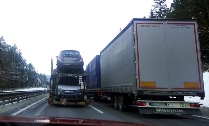 Globa za tako prehitevanje znaša 300 evrov.  | Foto: Gregor Pavšič