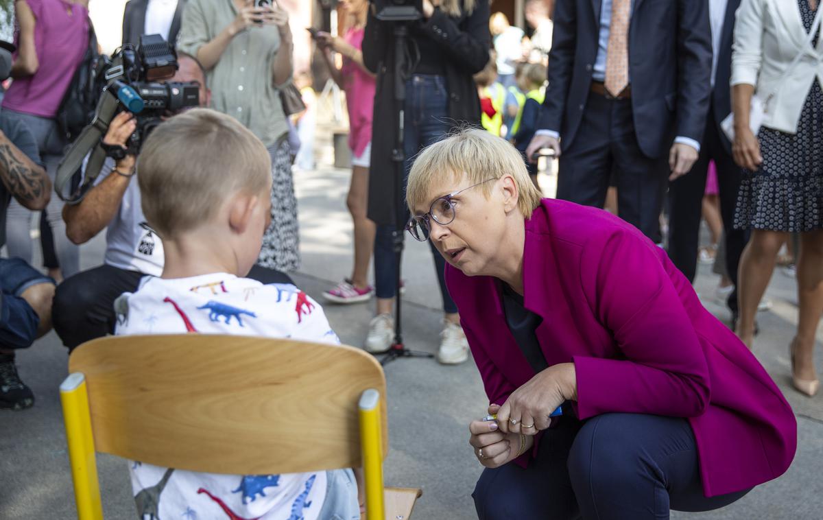 Prvi šolski dan | Šolski prag bo letos prvič prestopilo 20.716 prvošolcev, prvošolčke v OŠ Komenda Moste je pozdravila tudi predsednica republike Nataša Pirc Musar.  | Foto Ana Kovač