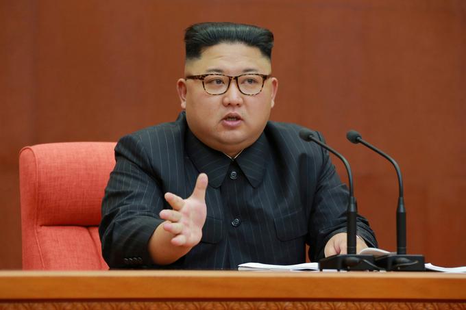 Kim je kot prvi severnokorejski voditelj stopil na južnokorejska tla, omenjeni vrh pa je predstavljal šele tretje srečanje voditeljev obeh Korej od konca korejske vojne leta 1953. | Foto: Reuters