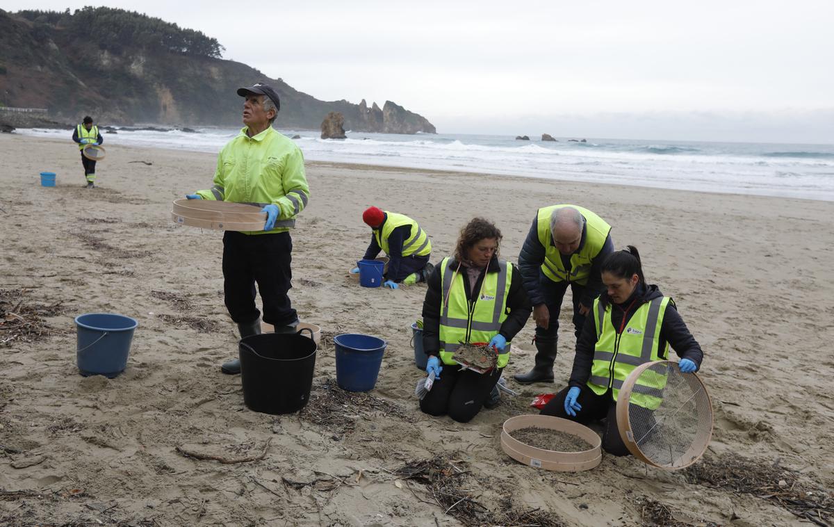 smeti, plastični delci, plaža, Španija | Nesreča se je zgodila že 8. decembra, ko je z ladje, s katero je upravljal danski Maersk, padlo šest kontejnerjev ob severni obali Portugalske. V enem od kontejnerjev je bilo več kot tisoč vreč s plastičnimi peleti. Vsaka je bila težka 25 kilogramov. | Foto Reuters