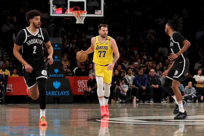 Brooklyn LA Lakers | Luka Dončić je prekinil niz treh srečanj, na katerih je presegel mejo 30 točk. V Brooklynu jih je dosegel 22, je pa dosegel že 82. trojni dvojček v karieri in prvega v dresu Jezernikov na gostovanju. | Foto Reuters