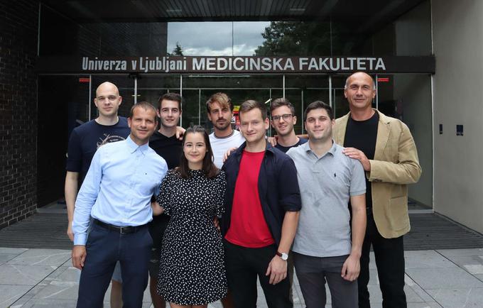 Projekt SpaceDent je zaživel s podporo prodekanje medicinske fakultete za študijsko področje dentalne medicine Janje Jan, mentorja Aleša Fidlerja z medicinske fakultete, dekana medicinske fakultete Igorja Švaba in somentorja Simona Omana s fakultete za strojništvo. | Foto: SpaceDent/STA