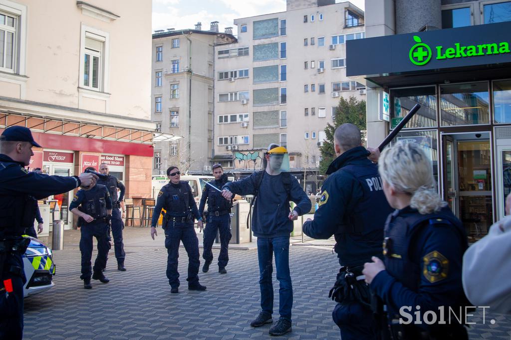 Moški z nožem grozi na Bavarskem dvoru