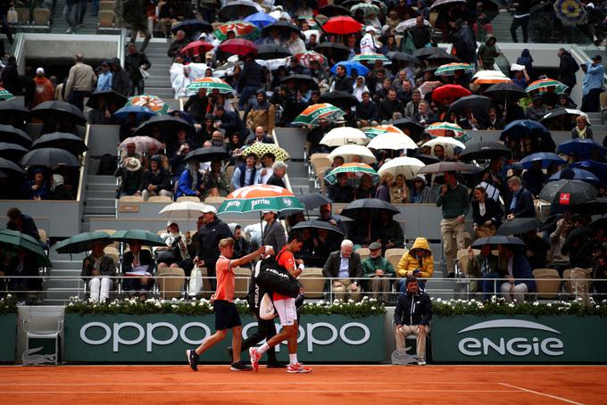 Igralca sta morala zaradi dežja večkrat zapustiti igrišče. | Foto: Guliverimage/Getty Images