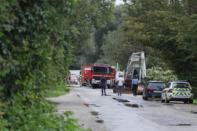 Ves čas je bilo na terenu okoli sto gasilcev, skupno pa jih je v gašenju požara sodelovalo več kot 220. | Foto: Anže Malovrh, STA