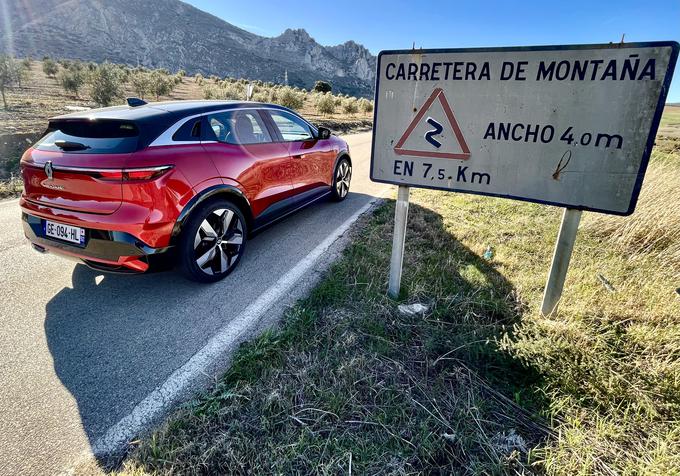 Megane electric se dobro znajde tudi na ovinkih, kjer mu pomaga zdaj drugačno razmerje in bolj neposreden volanski mehanizem.  | Foto: Gregor Pavšič