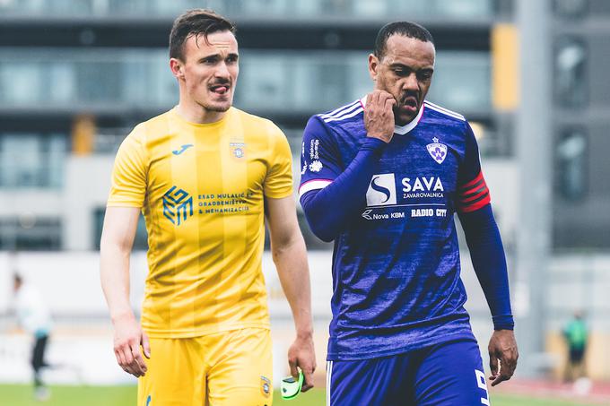 Po prvem polčasu, ki ga je Maribor izgubil z 0:2, je igrišče zapustil tudi 37-letni kapetan Marcos Tavares. | Foto: Grega Valančič/Sportida