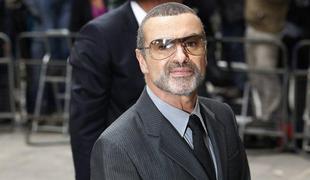 Šokantno in neumno: George Michael je padel iz avta