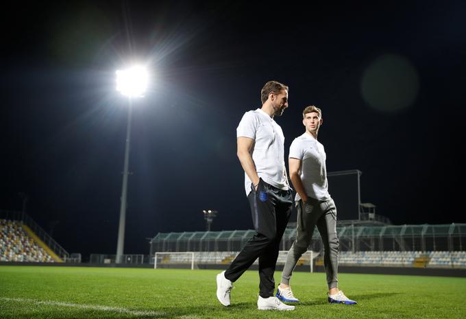 Angleški selektor Gareth Southgate v pogovoru z Johnom Stonesom na Rujevici, ki bo danes prazna. | Foto: Reuters